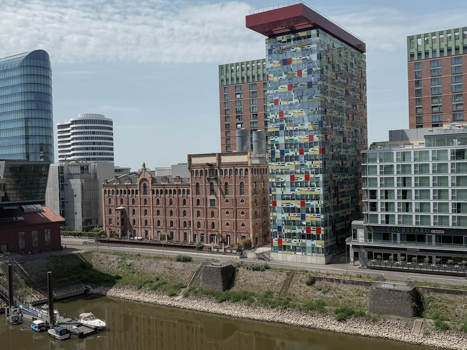 Medienhafen Düsseldorf, Commercial